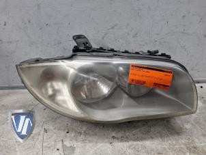 Gebruikte Koplamp rechts BMW 1 serie (E87/87N) 118i 16V Prijs € 90,00 Margeregeling aangeboden door Vollux Carparts B.V.