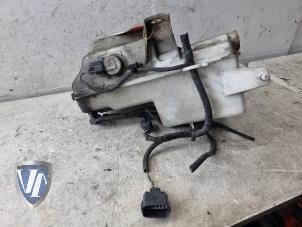 Gebruikte Ruitensproeiertank voor Volvo V40 (MV) 1.6 D2 Prijs € 27,23 Inclusief btw aangeboden door Vollux Carparts B.V.