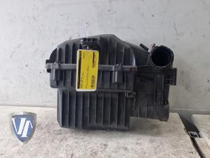 Gebruikte Luchtfilterhuis Peugeot 208 I (CA/CC/CK/CL) 1.0 Vti 12V PureTech Prijs € 30,25 Inclusief btw aangeboden door Vollux Carparts B.V.