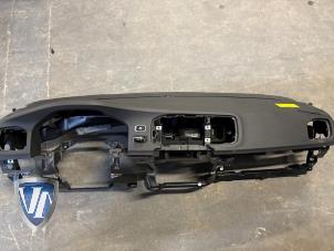 Gebruikte Dashboard Volvo V60 I (FW/GW) 2.4 D6 20V Plug-in Hybrid AWD Prijs op aanvraag aangeboden door Vollux Carparts B.V.