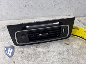 Gebruikte Luchtrooster Dashboard Volvo V60 I (FW/GW) 2.4 D6 20V Plug-in Hybrid AWD Prijs € 27,23 Inclusief btw aangeboden door Vollux Carparts B.V.