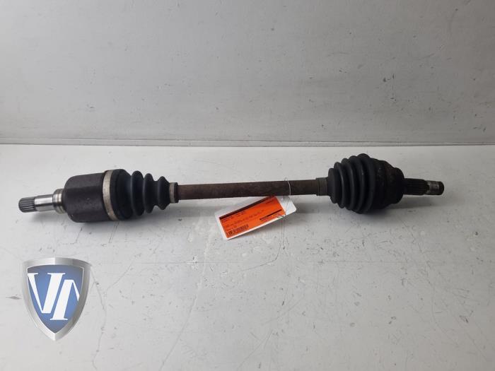 Gebruikte Aandrijfas links-voor Peugeot 207 CC (WB) 1.6 16V Prijs € 36,30 Inclusief btw aangeboden door Vollux Carparts B.V.