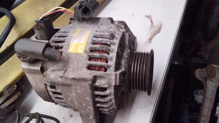 Dynamo van een Toyota Corolla (E12) 1.6 16V VVT-i 2005
