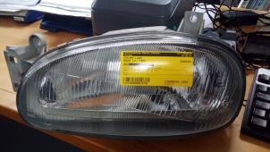 Gebruikte Linker Koplamp Mazda 121 (DB) 1.3i GL,GLX,Top 16V Prijs € 19,98 Margeregeling aangeboden door Autodemontage Tegelen