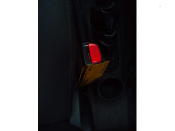 Veiligheidsgordel Insteek links-voor van een Chevrolet Spark (M300) 1.0 16V Bifuel 2010