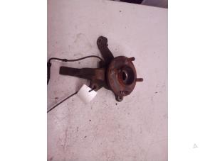 Gebruikte Fusee houder links-voor Ford Fiesta 6 (JA8) 1.25 16V Prijs € 39,98 Margeregeling aangeboden door Autodemontage Tegelen