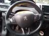 Stuurwiel van een Peugeot 208 I (CA/CC/CK/CL), 2012 / 2019 1.2 Vti 12V PureTech 82, Hatchback, Benzine, 1.199cc, 60kW (82pk), FWD, EB2F; HMZ, 2012-03 / 2019-12, CAHMZ; CCHMZ 2013