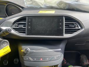 Gebruikte Display Multi Media regelunit Peugeot 308 (L3/L8/LB/LH/LP) 1.2 12V e-THP PureTech 130 Prijs € 249,98 Margeregeling aangeboden door Autodemontage Tegelen