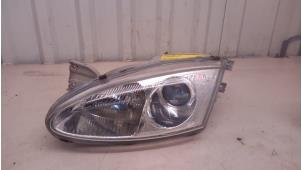 Gebruikte Koplamp links Hyundai Scoupe Prijs € 49,99 Margeregeling aangeboden door Autodemontage Tegelen