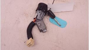 Gebruikte Koplamp fitting Peugeot 107 Prijs € 64,99 Margeregeling aangeboden door Autodemontage Tegelen