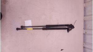 Gebruikte Gasdemper Motorkap Set Toyota Yaris II (P9) 1.33 16V Dual VVT-I Prijs € 19,99 Margeregeling aangeboden door Autodemontage Tegelen