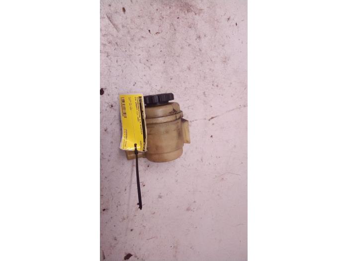 Gebruikte Servo Oliereservoir Kia Sorento I (JC) 3.5 V6 24V Prijs € 19,98 Margeregeling aangeboden door Autodemontage Tegelen