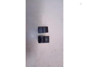 Gebruikte Tempomaat Bediening Mazda 3 Sport (BK) 1.6i 16V Prijs € 14,98 Margeregeling aangeboden door Autodemontage Tegelen