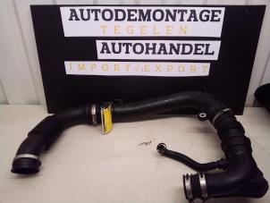 Gebruikte Intercooler Buis Ford C-Max (DXA) 1.0 Ti-VCT EcoBoost 12V 125 Prijs € 49,90 Margeregeling aangeboden door Autodemontage Tegelen