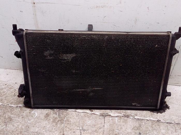 Gebruikte Radiateur Volkswagen Caddy III (2KA,2KH,2CA,2CH) 2.0 SDI Prijs € 79,99 Margeregeling aangeboden door Autodemontage Tegelen