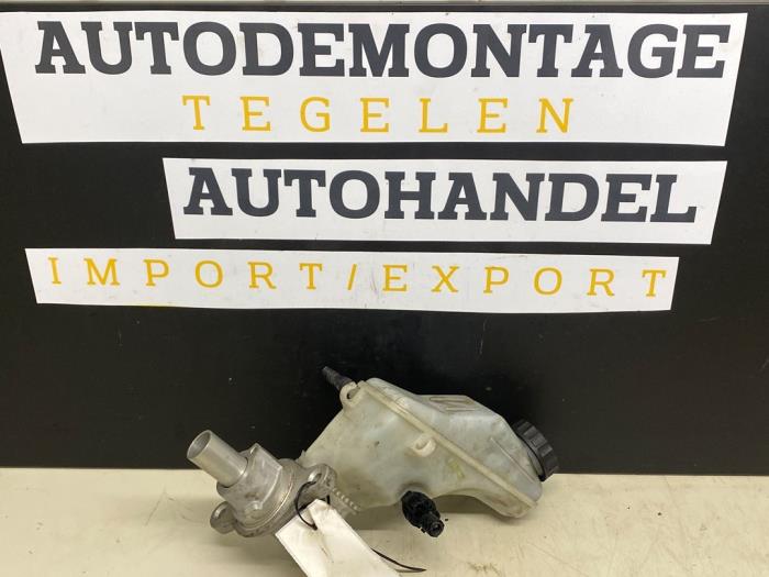 Gebruikte Hoofdremcilinder Opel Corsa E 1.3 CDTi 16V ecoFLEX Prijs € 32,50 Margeregeling aangeboden door Autodemontage Tegelen