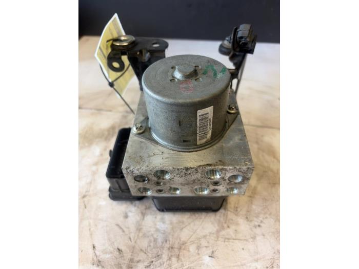 Gebruikte ABS Pomp Ford Mondeo IV 2.0 16V Prijs € 64,90 Margeregeling aangeboden door Autodemontage Tegelen