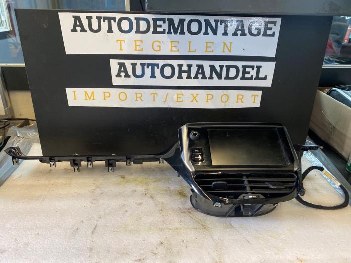 Gebruikte Display Interieur Peugeot 208 I (CA/CC/CK/CL) 1.6 Blue HDi 100 Prijs € 99,98 Margeregeling aangeboden door Autodemontage Tegelen