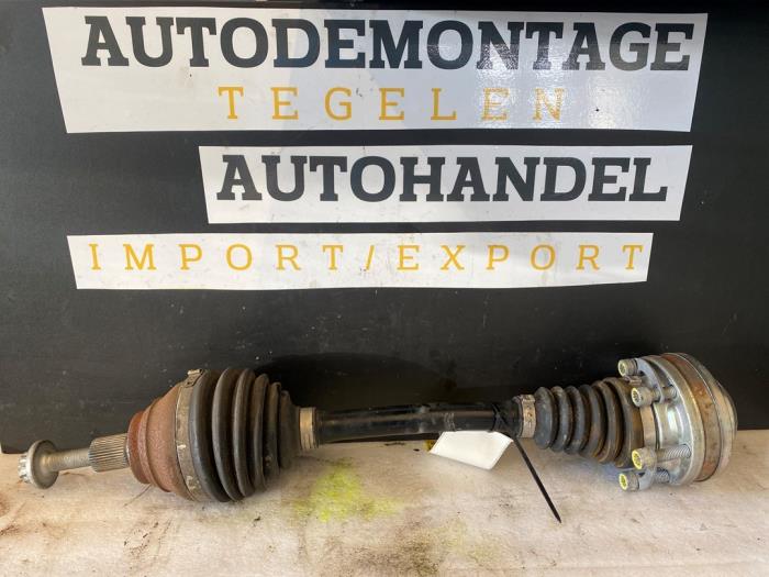 Gebruikte Aandrijfas links-voor Skoda Octavia Combi (NXAC) 1.5 TSI MHEV 16V Prijs € 250,00 Margeregeling aangeboden door Autodemontage Tegelen