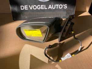 Gebruikte Spiegel Buiten links Mercedes B (W247) Prijs € 302,50 Inclusief btw aangeboden door De Vogel Auto's B.V.