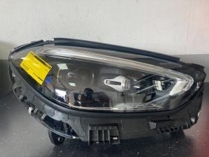 Nieuwe Koplamp rechts Mercedes C (W206) Prijs € 907,50 Inclusief btw aangeboden door De Vogel Auto's B.V.