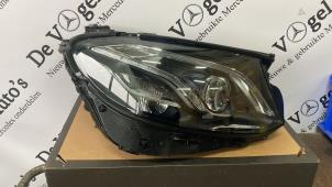 Gebruikte Koplamp rechts Mercedes E (W213) Prijs € 907,50 Inclusief btw aangeboden door De Vogel Auto's B.V.