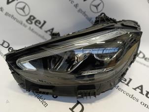 Gebruikte Linker Koplamp Mercedes C (W206) C-220d 2.0 Turbo 16V Prijs € 907,50 Inclusief btw aangeboden door De Vogel Auto's B.V.