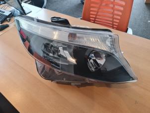 Gebruikte Koplamp rechts Mercedes Vito (447.6) 2.2 116 CDI 16V Prijs € 175,45 Inclusief btw aangeboden door De Vogel Auto's B.V.
