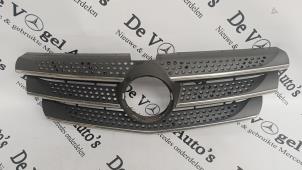 Gebruikte Grille Mercedes Vito (447.6) 2.2 116 CDI 16V Prijs € 60,50 Inclusief btw aangeboden door De Vogel Auto's B.V.
