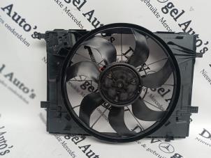 Gebruikte Fan Radiateur Mercedes C (W205) C-180 1.6 16V Prijs € 125,00 Margeregeling aangeboden door De Vogel Auto's B.V.