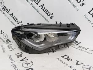 Gebruikte Koplamp rechts Mercedes CLA (118.3) 1.3 CLA-180 Turbo 16V Prijs € 598,95 Inclusief btw aangeboden door De Vogel Auto's B.V.