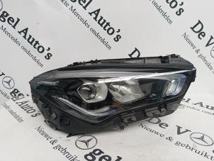 Gebruikte Koplamp rechts Mercedes CLA (118.3) 1.3 CLA-200 Turbo 16V Prijs € 600,00 Margeregeling aangeboden door De Vogel Auto's B.V.