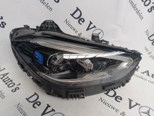 Gebruikte Koplamp rechts Mercedes C (W206) C-300 2.0 EQ Boost Turbo 4-Matic Prijs € 847,00 Inclusief btw aangeboden door De Vogel Auto's B.V.