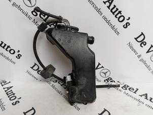 Gebruikte Ruitensproeiertank voor Mercedes C (W205) C-250 2.0 CGI 16V Prijs € 25,00 Margeregeling aangeboden door De Vogel Auto's B.V.