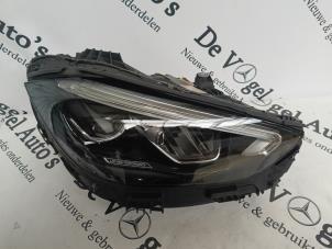 Gebruikte Rechter Koplamp Mercedes C (W206) C-300d 2.0 Turbo 16V Prijs € 450,00 Margeregeling aangeboden door De Vogel Auto's B.V.
