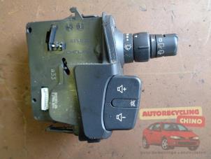 Gebruikte Ruitenwis Schakelaar Renault Clio III (BR/CR) 1.2 16V 65 Prijs € 27,00 Margeregeling aangeboden door Autorecycling Chino B.V.