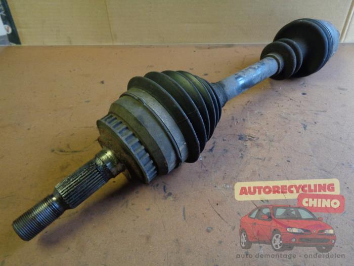 Gebruikte Aandrijfas links-voor Saab 900 II (YS3D) 2.0 SE Turbo 16V Prijs € 38,00 Margeregeling aangeboden door Autorecycling Chino B.V.