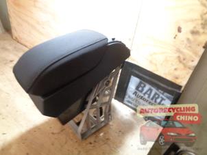 Gebruikte Armleuning Audi Q3 (8UB/8UG) 2.0 TDI 16V 150 Quattro Prijs € 108,00 Margeregeling aangeboden door Autorecycling Chino B.V.