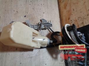 Gebruikte Benzinepomp Nissan Micra (K11) 1.3 LX,SLX 16V Prijs € 36,00 Margeregeling aangeboden door Autorecycling Chino B.V.