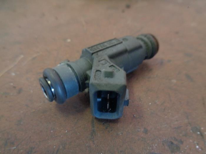 Injector (benzine injectie) van een Opel Corsa C (F08/68) 1.0 12V 2003