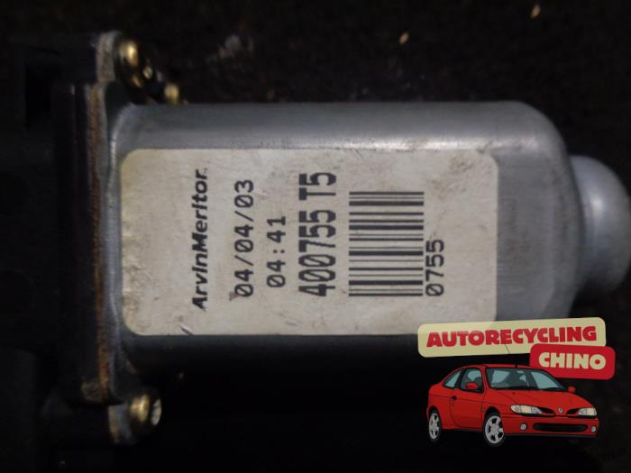 Raammotor Portier van een Skoda Fabia (6Y2) 1.2 HTP 2004