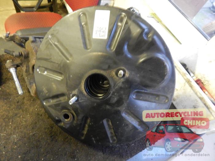 Gebruikte Rembekrachtiger Volkswagen Touran (1T3) 1.6 TDI 16V Bluemotion Technology Prijs € 38,00 Margeregeling aangeboden door Autorecycling Chino B.V.