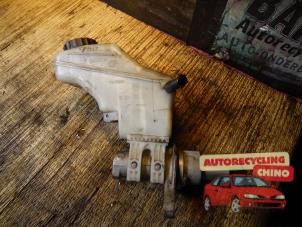 Gebruikte Hoofdremcilinder Opel Corsa D 1.0 Prijs € 25,00 Margeregeling aangeboden door Autorecycling Chino B.V.