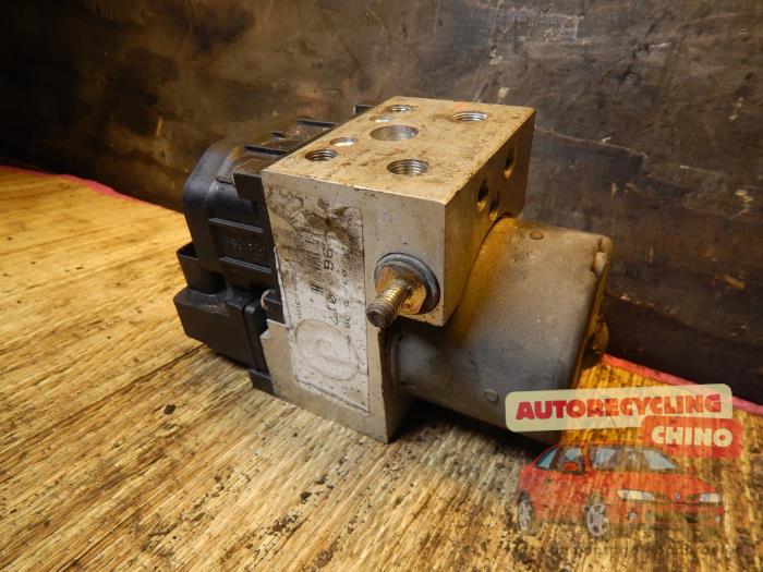 Gebruikte ABS Pomp Peugeot 306 (7A/C/S) 1.4 Prijs € 40,00 Margeregeling aangeboden door Autorecycling Chino B.V.