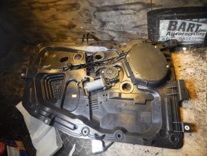 Gebruikte Ruitmechaniek 4Deurs links-voor Ford Fusion 1.6 16V Prijs € 50,00 Margeregeling aangeboden door Autorecycling Bart
