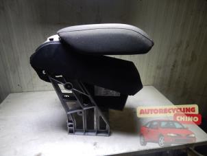 Gebruikte Armleuning Audi Q3 (8UB/8UG) 2.0 16V TFSI 170 Quattro Prijs € 120,00 Margeregeling aangeboden door Autorecycling Chino B.V.