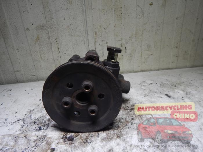 Gebruikte Pomp Servo Volkswagen Golf III Variant (1H5) 1.8 Prijs € 35,00 Margeregeling aangeboden door Autorecycling Chino B.V.