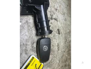 Gebruikte Sleutel + Contactslot Fiat Bravo (198A) 1.4 16V Prijs € 35,00 Margeregeling aangeboden door Autorecycling Bart