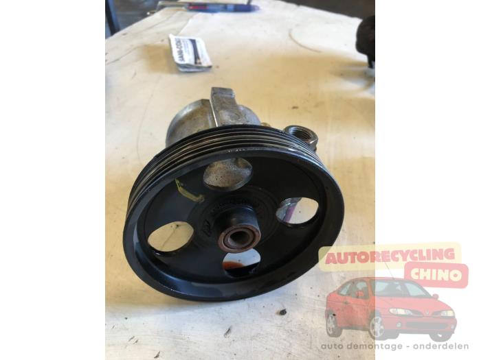 Gebruikte Pomp Servo Renault Laguna II (BG) 1.8 16V Prijs € 40,00 Margeregeling aangeboden door Autorecycling Chino B.V.