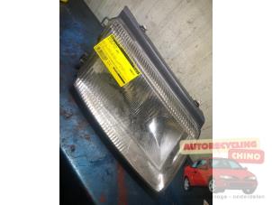 Gebruikte Koplamp rechts Volkswagen Passat Variant (3B5) Prijs € 35,00 Margeregeling aangeboden door Autorecycling Chino B.V.
